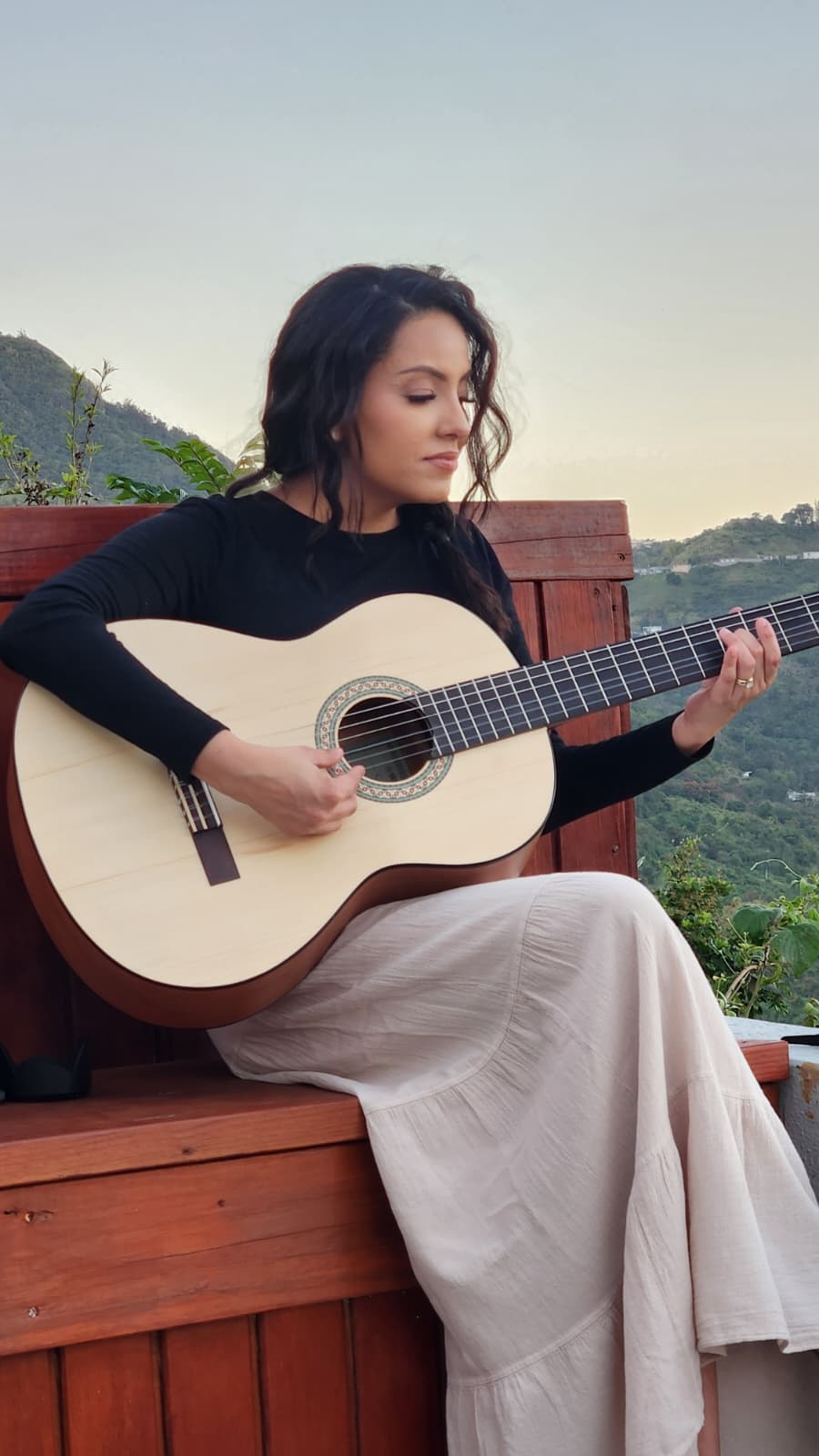 Rosemary tocando guitarra